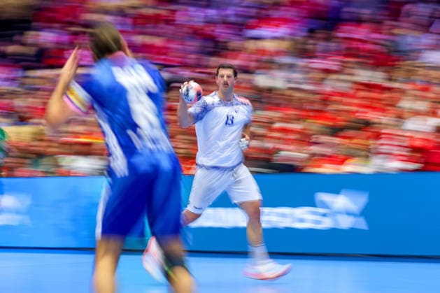 24 01 2026, Handball, Men s EHF EURO 2026, France Portugal, Jyske Bank Boxing in Herning, Denmark, Main Round Feature Rocha Nogueira Portugal 13 in a running duel against the French defense Denmark