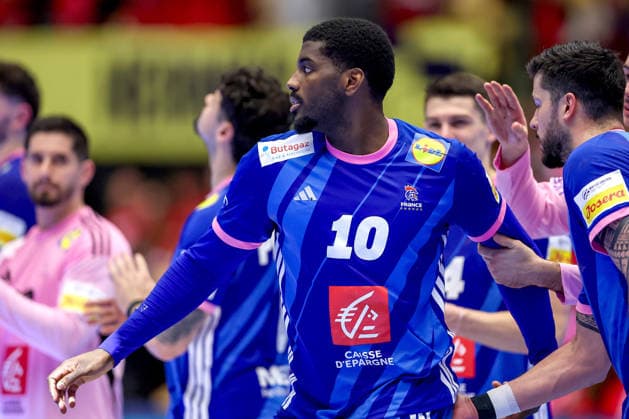 24 01 2026, Handball, Men s EHF EURO 2026, France Portugal, Jyske Bank Boxen in Herning, Denmark, Main Round Final celebration after the French win against Portugal Player of the match POTM Dika Mem France 10 Denmark