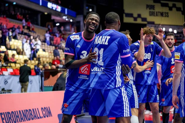 24 01 2026, Handball, Men s EHF EURO 2026, France Portugal, Jyske Bank Boxing in Herning, Denmark, Main Round Final celebration after the French win against Portugal Karl Konan France 34 cheering next to Dylan Nahi France 31 Denmark