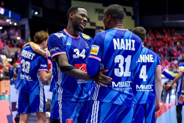 24.01.2026, Handball, Men s EHF EURO 2026, Frankreich - Portugal, Jyske Bank Boxen in Herning, Dänemark, Main Round: Abschlussjubel nach dem Sieg der Franzosen gegen Portugal. Karl Konan (France 34) jubelnd neben Dylan Nahi (France 31) Dänemark *** 24 01 2026, Handball, Men s EHF EURO 2026, France Portugal, Jyske Bank Boxing in Herning, Denmark, Main Round Final celebration after the French win against Portugal Karl Konan France 34 cheering next to Dylan Nahi France 31 Denmark