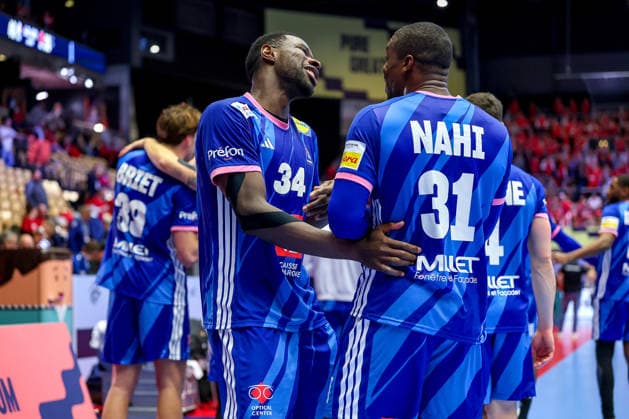 24 01 2026, Handball, Men s EHF EURO 2026, France Portugal, Jyske Bank Boxing in Herning, Denmark, Main Round Final celebration after the French win against Portugal Karl Konan France 34 cheering next to Dylan Nahi France 31 Denmark