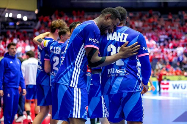 24 01 2026, Handball, Men s EHF EURO 2026, France Portugal, Jyske Bank Boxing in Herning, Denmark, Main Round Final celebration after the French win against Portugal Karl Konan France 34 cheering next to Dylan Nahi France 31 Denmark