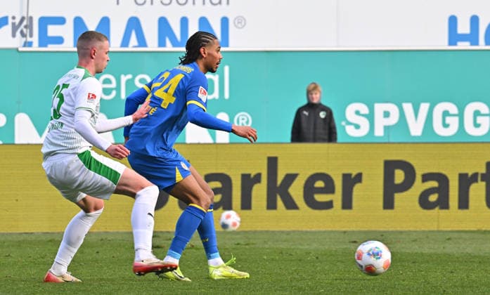 24 01 2026 Soccer Season 2025 2026 2 Soccer Bundesliga 19 Matchday SpVgg Greuther Fürth SGF Kleeblatt Eintracht Braunschweig BTSV EBS Sportfoto Zink MeZi xmexzix DFL regulations prohibit any use of photographs as image sequences and or quasi video only for editorial use Brynjar Ingi Bjarnason 25, SpVgg Greuther Fürth Sidi Sane 24, Eintracht Braunschweig BTSV EBS, rechts