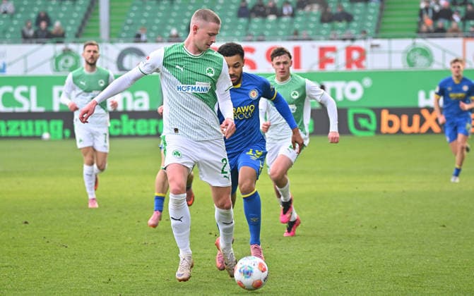 24 01 2026 Soccer Season 2025 2026 2 Soccer Bundesliga 19 Matchday SpVgg Greuther Fürth SGF Kleeblatt Eintracht Braunschweig BTSV EBS Sportfoto Zink MeZi xmexzix DFL regulations prohibit any use of photographs as image sequences and or quasi video only for editorial use Brynjar Ingi Bjarnason 25, SpVgg Greuther Fürth vor Leon Bell Bell 19, Eintracht Braunschweig BTSV EBS