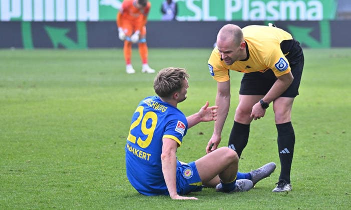 24 01 2026 Soccer Season 2025 2026 2 Soccer Bundesliga 19 Matchday SpVgg Greuther Fürth SGF Kleeblatt Eintracht Braunschweig BTSV EBS Sportfoto Zink MeZi xmexzix DFL regulations prohibit any use of photographs as image sequences and or quasi video only for editorial use Patrick Schwengers Referee at Lukas Frenkert 29, Eintracht Braunschweig BTSV EBS, battered on the ground