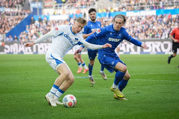 Germany, Football, 2 Bundesliga, Season 2025 2026, Karlsruher SC vs Herta BSC BBBank Wildpark Karlsruhe Julian Eitschberger Hertha BSC, 2 David Herold Karlsruher SC, 20 Karlsruhe BBBank Wildpark Baden Württemberg Germany Copyright: xFINLEYxMÖRCHx