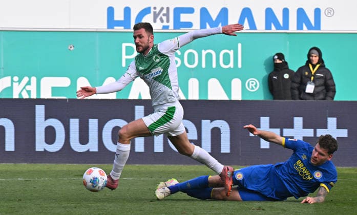 24 01 2026 Soccer Season 2025 2026 2 Soccer Bundesliga 19 Matchday SpVgg Greuther Fürth SGF Kleeblatt Eintracht Braunschweig BTSV EBS Sportfoto Zink MeZi xmexzix DFL regulations prohibit any use of photographs as image sequences and or quasi video only for editorial use Dennis Srbeny 7, SpVgg Greuther Fürth Kevin Ehlers 21, Eintracht Braunschweig BTSV EBS, rechts