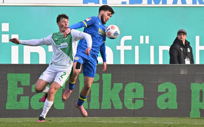 24 01 2026 Soccer Season 2025 2026 2 Soccer Bundesliga 19 Matchday SpVgg Greuther Fürth SGF Kleeblatt Eintracht Braunschweig BTSV EBS Sportfoto Zink MeZi xmexzix DFL regulations prohibit any use of photographs as image sequences and or quasi video only for editorial use Lukas Reich 2, SpVgg Greuther Fürth Mehmet Aydin 8, Eintracht Braunschweig BTSV EBS, rechts