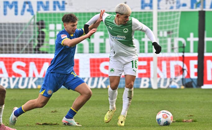 24 01 2026 Soccer Season 2025 2026 2 Soccer Bundesliga 19 Matchday SpVgg Greuther Fürth SGF Kleeblatt Eintracht Braunschweig BTSV EBS Sportfoto Zink MeZi xmexzix DFL regulations prohibit any use of photographs as image sequences and or quasi video only for editorial use Max Marie 15, Eintracht Braunschweig BTSV EBS Aaron Keller 16, SpVgg Greuther Fürth, rechts