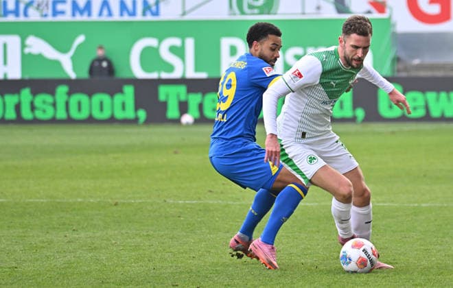 24 01 2026 Soccer Season 2025 2026 2 Soccer Bundesliga 19 Matchday SpVgg Greuther Fürth SGF Kleeblatt Eintracht Braunschweig BTSV EBS Sportfoto Zink MeZi xmexzix DFL regulations prohibit any use of photographs as image sequences and or quasi video only for editorial use Leon Bell Bell 19, Eintracht Braunschweig BTSV EBS Dennis Srbeny 7, SpVgg Greuther Fürth, rechts