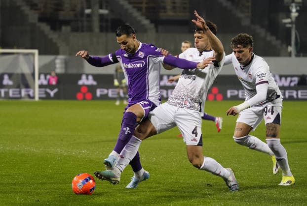 Fiorentina™s Rolando Mandragora fight for the ball with Cagliari Luca Mazzitelli during the Serie A soccer match between Fiorentina and Cagliari at the Artemio Franchi stadium in Florence, center of Italy - Saturday , January 24, 2026. - Soccer  Copyright: xMarcoxBucco LaxPressex