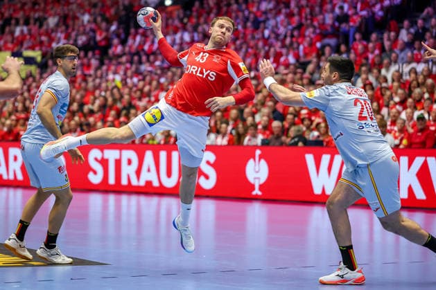 24 01 2026, Handball, Men s EHF EURO 2026, Denmark Spain, Jyske Bank Boxen in Herning, Denmark, Main Round Simon Bogetoft Pytlick Denmark 43 throws on goal against Abel Serdio Guntin Espania 20 Denmark