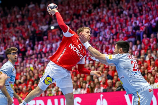 24 01 2026, Handball, Men s EHF EURO 2026, Denmark Spain, Jyske Bank Boxen in Herning, Denmark, Main Round Simon Bogetoft Pytlick Denmark 43 throws on goal against Abel Serdio Guntin Espania 20 Denmark