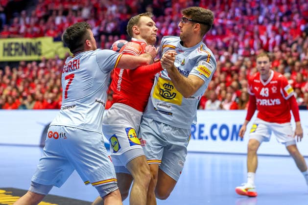 24 01 2026, Handball, Men s EHF EURO 2026, Denmark Spain, Jyske Bank Boxing in Herning, Denmark, Main Round Mathias Gidsel Denmark 19 is tied up by Jan Gurri Aregay Espania 07 and Antonio Serradilla Cuenca Espania 05 Denmark