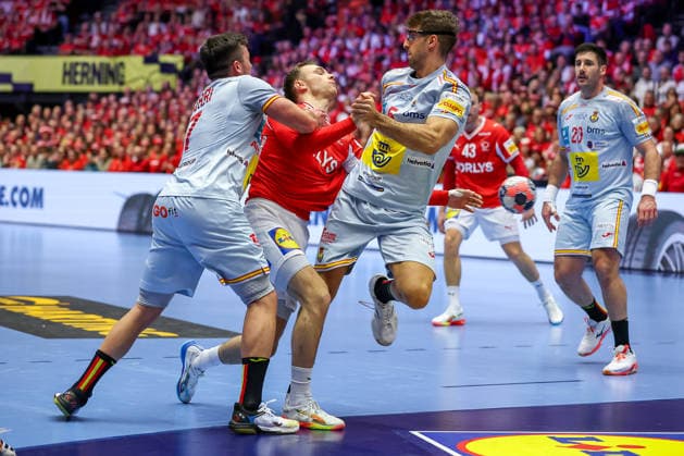 24 01 2026, Handball, Men s EHF EURO 2026, Denmark Spain, Jyske Bank Boxing in Herning, Denmark, Main Round Mathias Gidsel Denmark 19 is tied up by Jan Gurri Aregay Espania 07 and Antonio Serradilla Cuenca Espania 05 Denmark