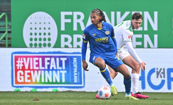 24 01 2026 Soccer Season 2025 2026 2 Soccer Bundesliga 19 Matchday SpVgg Greuther Fürth SGF Kleeblatt Eintracht Braunschweig BTSV EBS Sportfoto Zink MeZi xmexzix DFL regulations prohibit any use of photographs as image sequences and or quasi video only for editorial use Sidi Sane 24, Eintracht Braunschweig BTSV EBS in front of Lukas Reich 2, SpVgg Greuther Fürth, right