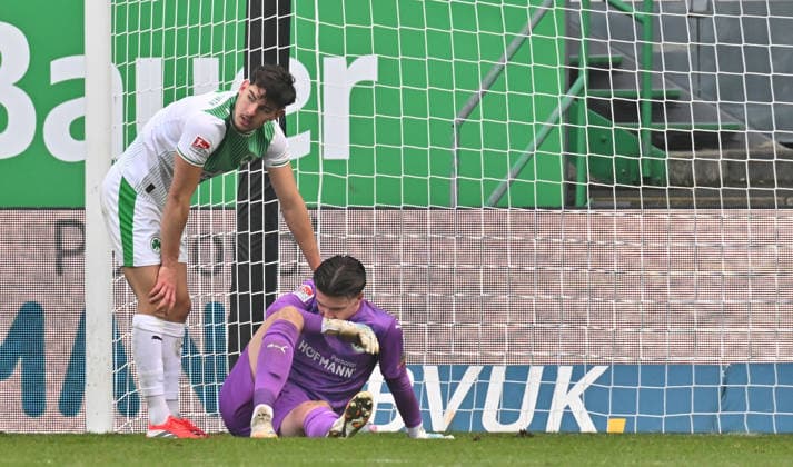 24 01 2026 Soccer Season 2025 2026 2 Soccer Bundesliga 19 Matchday SpVgg Greuther Fürth SGF Kleeblatt Eintracht Braunschweig BTSV EBS Sportfoto Zink MeZi xmexzix DFL regulations prohibit any use of photographs as image sequences and or quasi video only for editorial use Reno Münz Muenz 5, SpVgg Greuther Fürth at Timo Schlieck 21, SpVgg Greuther Fürth, battered on the ground