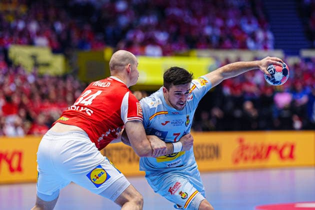 Simon Hald Denmark, 34 , Jan Gurri Spain, 07 DEN, Spain vs Denmark, Handball, EHF European Championship 2026, Main Round, Matchday 2, 24 01 2026 DEN, Spain vs Denmark, Handball, EHF European Championship 2026, Main Round, Matchday 2, 24 01 2026 Herning Copyright: xEibner-Pressefoto MarcelxvonxFehrnx EP_MFN