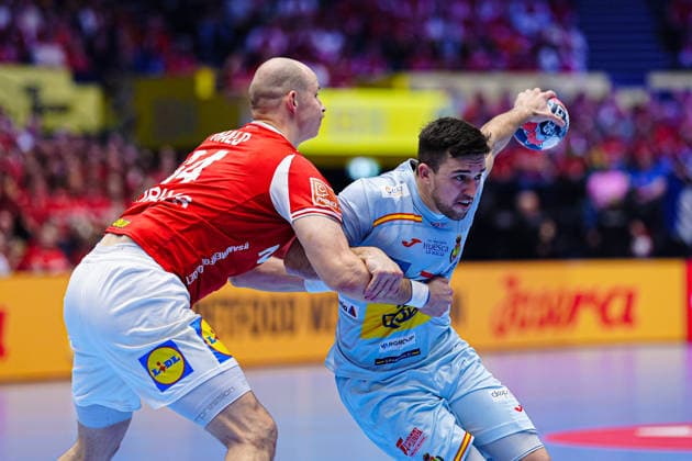 Simon Hald Denmark, 34 , Jan Gurri Spain, 07 DEN, Spain vs Denmark, Handball, EHF European Championship 2026, Main Round, Matchday 2, 24 01 2026 DEN, Spain vs Denmark, Handball, EHF European Championship 2026, Main Round, Matchday 2, 24 01 2026 Herning Copyright: xEibner-Pressefoto MarcelxvonxFehrnx EP_MFN