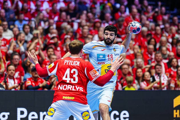 Simon Pytlick Denmark, 43 , Imanol Garciandia Spain, 18 DEN, Spain vs Denmark, Handball, EHF European Championship 2026, Main Round, Matchday 2, 24 01 2026 DEN, Spain vs Denmark, Handball, EHF European Championship 2026, Main Round, Matchday 2, 24 01 2026 Herning Copyright: xEibner-Pressefoto MarcelxvonxFehrnx EP_MFN
