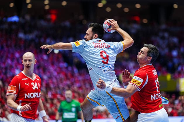 Throw Goal Ian Tarrafeta Spain, 09 , Rasmus Lauge Denmark, 11 DEN, Spain vs Denmark, Handball, EHF European Championship 2026, Main Round, Matchday 2, 24 01 2026 DEN, Spain vs Denmark, Handball, EHF European Championship 2026, Main Round, Matchday 2, 24 01 2026 Herning Copyright: xEibner-Pressefoto MarcelxvonxFehrnx EP_MFN