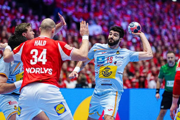 Throw Goal Imanol Garciandia Spain, 18 DEN, Spain vs Denmark, Handball, EHF European Championship 2026, Main Round, Matchday 2, 24 01 2026 DEN, Spain vs Denmark, Handball, EHF European Championship 2026, Main Round, Matchday 2, 24 01 2026 Herning Copyright: xEibner-Pressefoto MarcelxvonxFehrnx EP_MFN
