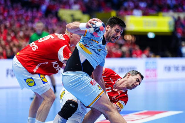 Magnus Saugstrup Denmark, 15 , Alex Dujshebaev Spain, 10 , Rasmus Lauge Denmark, 11 DEN, Spain vs Denmark, Handball, EHF European Championship 2026, Main Round, Matchday 2, 24 01 2026 DEN, Spain vs Denmark, Handball, EHF European Championship 2026, Main Round, Matchday 2, 24 01 2026 Herning Copyright: xEibner-Pressefoto MarcelxvonxFehrnx EP_MFN