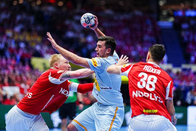 Magnus Saugstrup Denmark, 15 , Jan Gurri Spain, 07 , Mads Hoxer Denmark, 38 DEN, Spain vs Denmark, Handball, EHF European Championship 2026, Main Round, Matchday 2, 24 01 2026 DEN, Spain vs Denmark, Handball, EHF European Championship 2026, Main Round, Matchday 2, 24 01 2026 Herning Copyright: xEibner-Pressefoto MarcelxvonxFehrnx EP_MFN