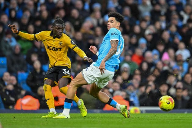 Manchester City v Wolverhampton Wanderers Premier League Mateus Mane of Wolverhampton Wanderers crosses the ball during the Premier League match at the Etihad Stadium, Manchester 24 01 2026 UK Newspapers OUT Copyright: xKarlxVallantinex FIL-22858-0093