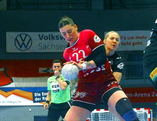Gabriela Bitolo Metzingen secures the ball against Laura Penzes Zwickau, behind her from Handball Women 1 Bundesliga 2025 26 BSV Sachsen Zwickau TuS Metzingen on 24 1 2026 in the Sparkassen Arena Zwickau BSV Sachsen Zw ickau TuS Metzingen
