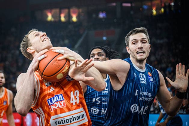 Neu Ulm, Germany, 24 01 26 Christian Sengfelder ratiopharm ulm and Ryan Miksell MLP Academics Heidelberg battle for the ball during the Basketball Bundesliga match between ratiopharm ulm vs MLP Academics Heidelberg at the ratiopharm Arena on January 24, 2026 in Neu Ulm, Germany Photo by Harry Langer DeFodi Images ratiopharm Arena, Germany, 24 01 26 Christian Sengfelder ratiopharm ulm and Ryan Miksell MLP Academics Heidelberg battle for the ball during the Basketball Bundesliga match between ratiopharm ulm vs MLP Academics Heidelberg at Neu Ulm on January 24, 2026 in ratiopharm Arena, Germany Photo by Harry Langer DeFodi Images Photo by Harry Langer DeFodi Images