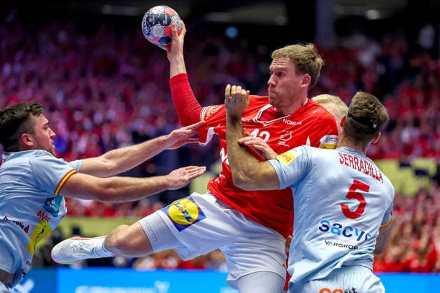 24 01 2026, Handball, Men s EHF EURO 2026, Denmark Spain, Jyske Bank Boxing in Herning, Denmark, Main Round Simon Bogetoft Pytlick Denmark 43 in a duel against Antonio Serradilla Cuenca Espania 05 Denmark