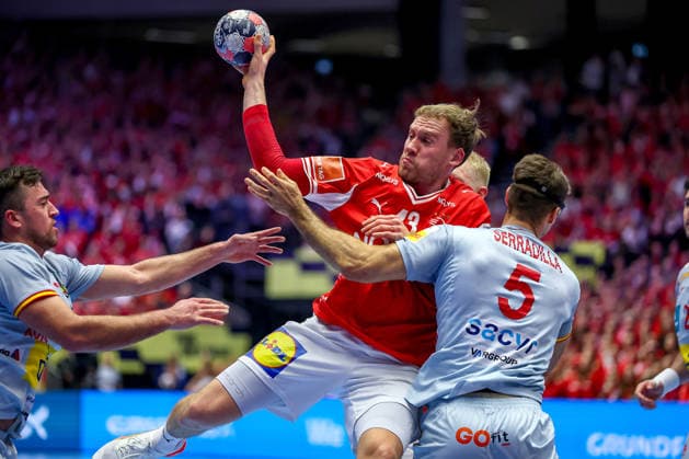 24 01 2026, Handball, Men s EHF EURO 2026, Denmark Spain, Jyske Bank Boxing in Herning, Denmark, Main Round Simon Bogetoft Pytlick Denmark 43 in a duel against Antonio Serradilla Cuenca Espania 05 Denmark