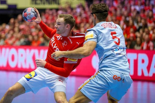 24 01 2026, Handball, Men s EHF EURO 2026, Denmark Spain, Jyske Bank Boxing in Herning, Denmark, Main Round Mathias Gidsel Denmark 19 in a duel against Antonio Serradilla Cuenca Espania 05 Denmark