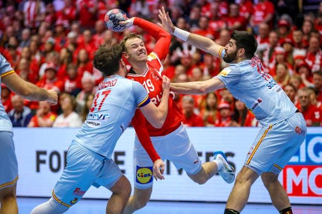 24 01 2026, Handball, Men s EHF EURO 2026, Denmark Spain, Jyske Bank Boxing in Herning, Denmark, Main Round Mathias Gidsel Denmark 19 in duel against Victor Romero Holguin Espania 37 Imanol Garciandia Alustiza Espania 18 Denmark