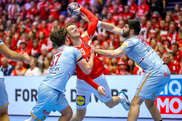 24 01 2026, Handball, Men s EHF EURO 2026, Denmark Spain, Jyske Bank Boxing in Herning, Denmark, Main Round Mathias Gidsel Denmark 19 in duel against Victor Romero Holguin Espania 37 Imanol Garciandia Alustiza Espania 18 Denmark
