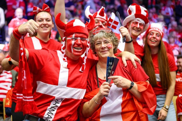 24.01.2026, Handball, Men s EHF EURO 2026, Dänemark -Spanien, Jyske Bank Boxen in Herning, Dänemark, Main Round: Dänsiche Fans haben gute Laune und machen Stimmung in der Halle Dänemark *** 24 01 2026, Handball, Men s EHF EURO 2026, Denmark Spain, Jyske Bank Boxen in Herning, Denmark, Main Round Danish fans are in a good mood and create a great atmosphere in the hall Denmark