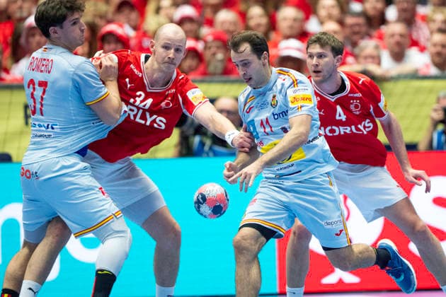 European Men s Handball Championship Denmark Spain Denmark s Simon Hald and Magnus Landin in action with Spain s Victor Romero and Kauldi Odriozola during the men s handball match between Denmark and Spain in EHF Euro 2026 group B at Jyske Bank Boxen in Herning, Saturday, January 24, 2026 Photo Bo Amstrup Ritzau Scanpix , Herning Denmark Mors  Copyright: BoxAmrstrupx xRitzauxScanpix BoxAmstrupx spdk20260124-184553-L