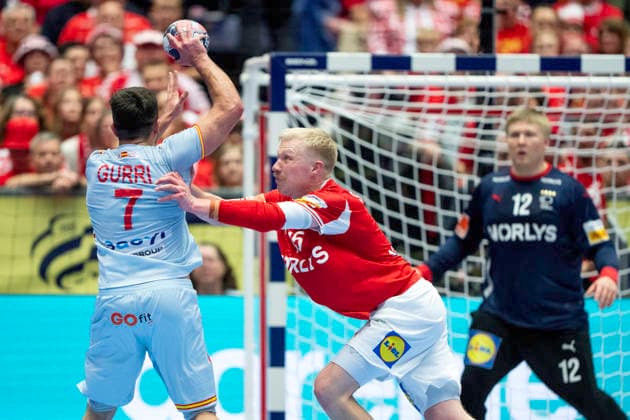European Men s Handball Championship Denmark Spain Spain s Jan Gurri in action with Denmark s Magnus Saugstrup and goalkeeper Emil Nielsen during the men s handball match between Denmark and Spain in EHF Euro 2026 group B at Jyske Bank Boxen in Herning, Saturday, January 24, 2026 Photo Bo Amstrup Ritzau Scanpix , Herning Denmark Mors  Copyright: BoxAmrstrupx xRitzauxScanpix BoxAmstrupx spdk20260124-185101-L