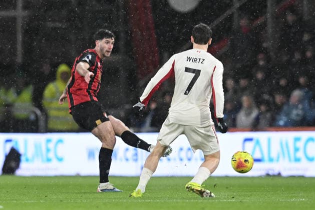 Bournemouth v Liverpool, Premier League Marcos Senesi (5) of AFC Bournemouth on the attack battles for possession with Florian Wirtz (7) of Liverpool during the Premier League match between Bournemouth and Liverpool at the Vitality Stadium, Bournemouth, UK on 24 January 2026. Bournemouth Vitality Stadium Dorset UK Editorial use only DataCo restrictions apply See www.football-dataco.com , Copyright: xGrahamxHuntx PSI-23639-0043