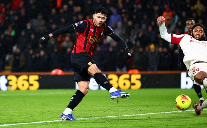 Evanilson of AFC Bournemouth scores a goal to make the score 1-0. AFC Bournemouth v Liverpool, Premier League, Football, Vitality Stadium, Bournemouth, UK - 24 Jan 2026Bournemouth Vitality Stadium United Kingdom EDITORIAL USE ONLY No use with unauthorised audio, video, data, fixture lists, club league logos or live services. Online in-match use limited to 120 images, no video emulation. No use in betting, games or single club league player publications.  Copyright: xJamesxMarsh Shutterstockx 16426007av