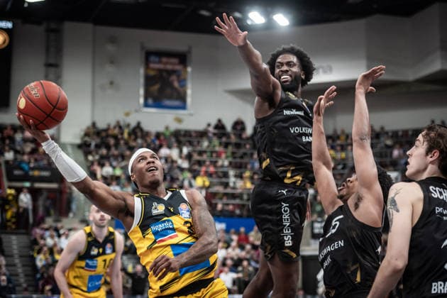 Stefan Smith MHP RIESEN Ludwigsburg, 03 , u li , re o Oluwasimisola Shittu Basketball Loewen Braunschweig, 45 GER, MHP Riesen Ludwigsburg Basketball Loewen Braunschweig, easycredit BBL, Basketball, Bundesliga, 17 Spieltag, Spielzeit 2025 2026, 24 01 2026 GER, MHP Riesen Ludwigsburg Basketball Loewen Braunschweig, easycredit BBL, Basketball, Bundesliga, 17 Spieltag, Spielzeit 2025 2026, 24 01 2026 Ludwigsburg Copyright: xSandyxDinkelackerx EP_SDR