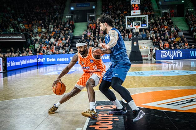 Neu Ulm, Germany, 24 01 26 Malik Osborne ratiopharm ulm and Marcel Kessen MLP Academics Heidelberg battle for the ball during the Basketball Bundesliga match between ratiopharm ulm vs MLP Academics Heidelberg at ratiopharm Arena on January 24, 2026 in Neu Ulm, Germany Photo by Harry Langer DeFodi Images ratiopharm Arena, Germany, 24 01 26 Malik Osborne ratiopharm ulm and Marcel Kessen MLP Academics Heidelberg battle for the ball during the Basketball Bundesliga match between ratiopharm ulm vs MLP Academics Heidelberg at Neu Ulm on January 24, 2026 in ratiopharm Arena, Germany Photo by Harry Langer DeFodi Images Photo by Harry Langer DeFodi Images