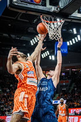 Neu Ulm, Germany, 24 01 26 Christopher Ledlum ratiopharm ulm and Ryan Miksell MLP Academics Heidelberg battle for the ball during the Basketball Bundesliga match between ratiopharm ulm vs MLP Academics Heidelberg at ratiopharm Arena on January 24, 2026 in Neu Ulm, Germany Photo by Harry Langer DeFodi Images ratiopharm Arena, Germany, 24 01 26 Christopher Ledlum ratiopharm ulm and Ryan Miksell MLP Academics Heidelberg battle for the ball during the Basketball Bundesliga match between ratiopharm ulm vs MLP Academics Heidelberg at Neu Ulm on January 24, 2026 in ratiopharm Arena, Germany Photo by Harry Langer DeFodi Images Photo by Harry Langer DeFodi Images