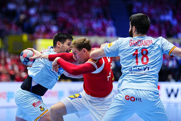 Abel Serdio Spain, 20 , Lasse Andersson Denmark, 28 , Imanol Garciandia Spain, 18 DEN, Spain vs Denmark, Handball, EHF European Championship 2026, Main Round, Matchday 2, 24 01 2026 DEN, Spain vs Denmark, Handball, EHF European Championship 2026, Main Round, Matchday 2, 24 01 2026 Herning Copyright: xEibner-Pressefoto MarcelxvonxFehrnx EP_MFN
