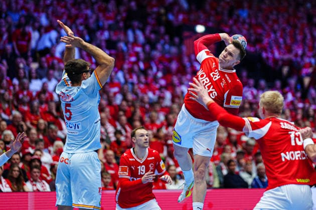 Throw Goal Lasse Andersson Denmark, 28 DEN, Spain vs Denmark, Handball, EHF European Championship 2026, Main Round, Matchday 2, 24 01 2026 DEN, Spain vs Denmark, Handball, EHF European Championship 2026, Main Round, Matchday 2, 24 01 2026 Herning Copyright: xEibner-Pressefoto MarcelxvonxFehrnx EP_MFN