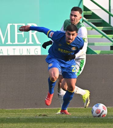 24 01 2026 Soccer Season 2025 2026 2 Soccer Bundesliga 19 Matchday SpVgg Greuther Fürth SGF Kleeblatt Eintracht Braunschweig BTSV EBS Sportfoto Zink MeZi xmexzix DFL regulations prohibit any use of photographs as image sequences and or quasi video only for editorial use Fabio Di Michele Sanchez 22, Eintracht Braunschweig BTSV EBS vor Branimir Hrgota 10, SpVgg Greuther Fürth