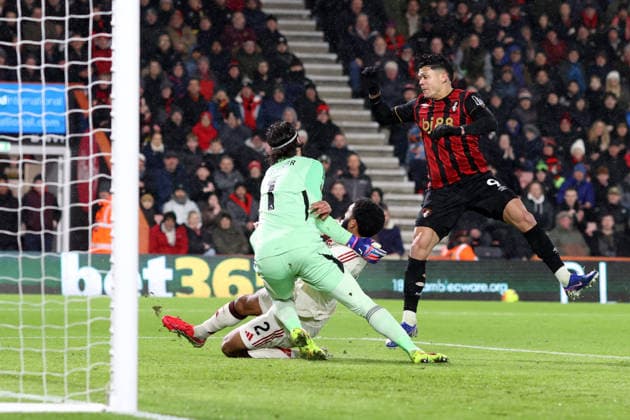 Bournemouth gegen Liverpool 24. Januar 2026, Bournemouth Premier League Fußball AFC Bournemouth gegen Liverpool Joe Gomez von Liverpool kollidiert mit Liverpools Torhüter Alisson Becker, als Evanilson von Bournemouth den Führungstreffer erzielt Foto Charlotte Wilson Abseits Bournemouth UK  Copyright: xCharlottexWilsonx xOffsidexOffside