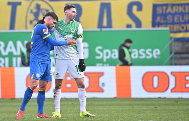 24 01 2026 Soccer Season 2025 2026 2 Soccer Bundesliga 19 Matchday SpVgg Greuther Fürth SGF Kleeblatt Eintracht Braunschweig BTSV EBS Sportfoto Zink MeZi xmexzix DFL regulations prohibit any use of photographs as image sequences and or quasi video only for editorial use Fabio Di Michele Sanchez 22, Eintracht Braunschweig BTSV EBS Branimir Hrgota 10, SpVgg Greuther Fürth, right disappointed Disappointment after the end of the match