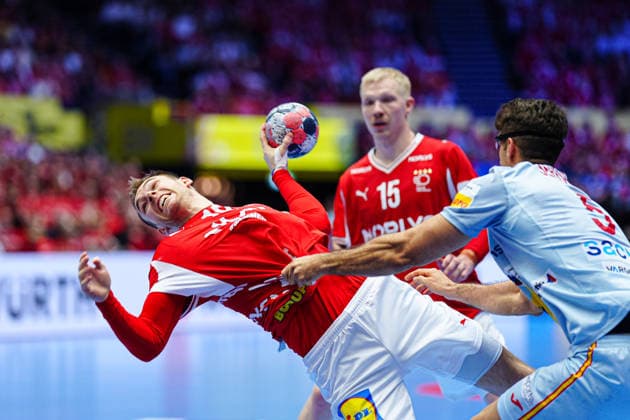 Throw Goal Mathias Gidsel Denmark, 19 , Antonio Serradilla Spain, 05 DEN, Spain vs Denmark, Handball, EHF European Championship 2026, Main Round, Matchday 2, 24 01 2026 DEN, Spain vs Denmark, Handball, EHF European Championship 2026, Main Round, Matchday 2, 24 01 2026 Herning Copyright: xEibner-Pressefoto MarcelxvonxFehrnx EP_MFN